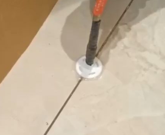 遵义市瓷砖空鼓维修公司专业解答瓷砖在铺贴过程中，如果没有涂抹均匀到位的粘结材料（如水泥砂浆或瓷砖胶），可能会导致以下问题