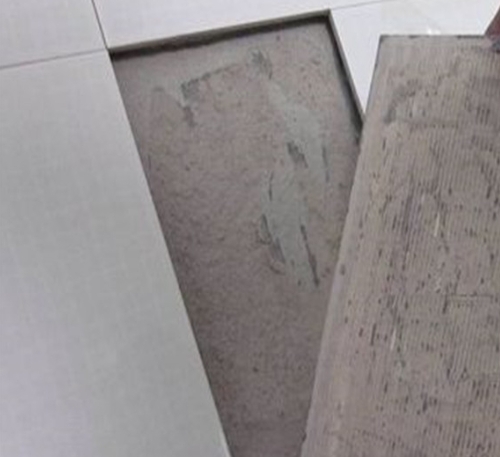 遵义市瓷砖空鼓维修公司分享瓷砖铺贴时如果打浆（即涂抹在瓷砖背面和基层上的砂浆或瓷砖胶）过少，会带来以下问题